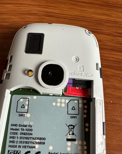 Nokia 3310 SIM and SD Card Slots